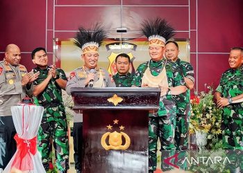 Kapolri Jenderal Polisi Listyo Sigit Prabowo bersama Panglima TNI Laksamana Yudo Margono (depan kanan) meresmikan gedung Polda Papua yang baru di Papua, Minggu, (8/1/2023). ANTARA/HO-Humas Polri/pri.