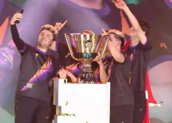 Tangkap layar - Tim Turki S2G Esports berswafoto dengan trofi usai dinobatkan sebagai juara PUBG Mobile Global Championship (PMGC) di Jakarta International Expo (JIExpo) Kemayoran, Jakarta, Minggu (8/1/2023). (ANTARA/youtube.com/PUBG Mobile Indonesia)