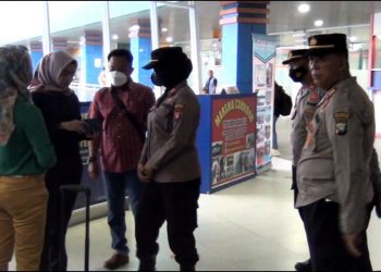 Kapolsek KKP Tanjungpinang, AKP Zubaidah saat Melakukan Pengawasan di Pelabuhan SBP, foto: Mael/detak.media