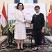 Menteri Luar Negeri RI Retno Marsudi (kanan) berjabat tangan dengan Menlu Timor Leste Adaljiza Albertina Xavier Reis Magno di Gedung Pancasila, Kementerian Luar Negeri, Jakarta, Rabu (11/1/2023). ANTARA/HO-Kemlu RI/am.