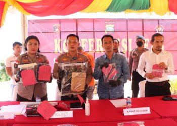 Kapolres Kepulauan Anambas saat Memegang Alat Bukti Perbuatan Pelaku IG dan SI, foto: ist