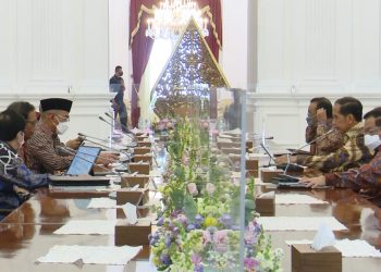 Presiden Jokowi bertemu sejumlah menteri membahas tindaklanjut rekomendasi Tim PPHAM, Senin (16/01/2023), di Istana Merdeka, Jakarta. (Foto: BPMI Setpres/Lukas)i