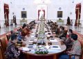 Presiden Jokowi menerima Dewan Komisioner OJK beserta seluruh perwakilan pimpinan asosiasi dan industri di sektor jasa keuangan, Senin (16/01/2023) pagi, di Istana Merdeka, Jakarta. (Foto: BPMI Setpres/Lukas)Jokowi