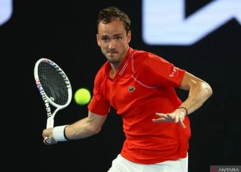 Petenis Rusia Daniil Medvedev saat pertandingan putaran pertama Australian Open di Melbourne 16 Januari 2023. (ANTARA/REUTERS/CARL RECINE)