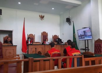 Terdakwa Ari Sanjaya, Mulyana dan Supriyanto saat Menjalani Sidang Perdana di PN Tanjungpinang, foto: Mael/detak.media