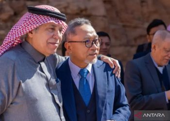 Menteri Perdagangan Zulkifli Hasan dan Mendag Arab Saudi Majid bin Abdullah Al-Qasabi saat melakukan pertemuan bilateral di Arab Saudi, Minggu (22/1/2023). ANTARA/HO-Humas Kemendag.