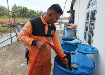 Petugas BPBD Tanjungpinang saat Menyalurkan Air Bersih untuk Warga Gang Gatra Jalan Sei Jang, foto: Mael/detak.media
