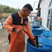 Petugas BPBD Tanjungpinang saat Menyalurkan Air Bersih untuk Warga Gang Gatra Jalan Sei Jang, foto: Mael/detak.media
