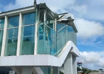 Garbarata Bandara Mopah Merauke yang rusak setelah ditabrak pesawat Lion Air saat hendak take off ke Bandara Sentani Kabupaten Jayapura, Kamis (26/1). (ANTARA/HO/Polres Merauke)