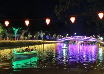 Sejumlah warga menikmati Wisata Air Sungai Kalimas, Kota Surabaya. (ANTARA/HO-Diskominfo Surabaya)