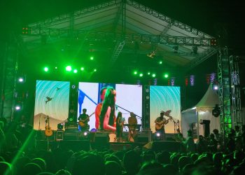 Penampilan Grup musik Soegi Bornean saat konser milenial carnival di flyover Basuki Rahmat