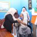 Wali Kota Tanjungpinang, Rahma saat menyerahkan bantuan kepada penderita Stroke, foto: Prokompim/detak.media