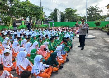 Personel Sat Binmas Polresta Tanjungpinang saat Memberikan Penyuluhan Bahaya Narkoba, foto: Ist