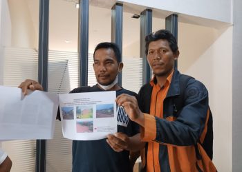 Ketua RT 005 di Perumahan Jala Bestari, Raja Zulkarnaen (kanan) usai Membuat Laporan, foto: Mael/detak.media