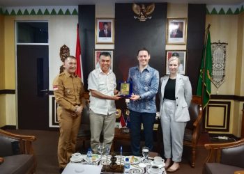 Bupati Natuna didampingi Wabup menyerahkan cenderamata kepada Konselor Kedubes Australia (foto : ist)