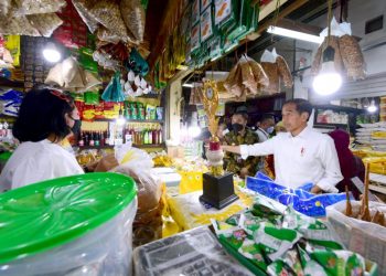 Presiden Jokowi saat mengunjungi Pasar Wonokromo, Kota Surabaya, Provinsi Jawa Timur, pada Sabtu (18/02/2023). (Foto: BPMI Setpres/Muchlis Jr)