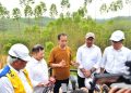 Presiden Jokowi saat memberikan keterangan pers di Menara Pandang, kawasan IKN, Kabupaten Penajam Paser Utara, Kalimantan Timur, Kamis (23/02/2023) siang. (Foto: Humas Setkab/Agung)