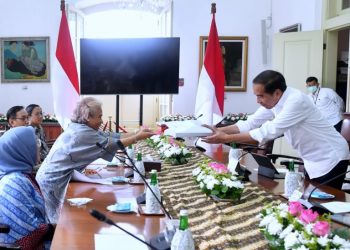 Presiden Jokowi menerima pansel pemilihan calon anggota KPPU masa jabatan tahun 2023-2028, di Istana Kepresidenan Bogor, Jabar, Senin (27/02/2023). (Foto: BPMI Setpres)