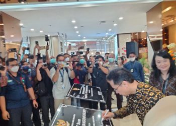 Menteri Kesehatan Budi Gunadi Sadikin saat melakukan penandatanganan prasasti gedung Kanigara di RSUP Cipto Mangunkusumo Jakarta, Jumat (3/3/2023). Foto : Fitratun Komariah/RRI