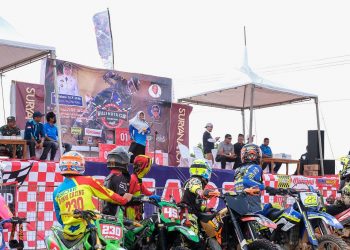 Wali Kota Tanjungpinang, Rahma saat melepas start pertama Kejuaraan Motocross Piala Wali Kota, foto: ist/doc.prokom/detak.media
