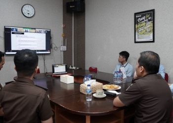 Bidang Datun Kejati Kepri saat Ikuti IHT secara Zoom Miting, foto: ist