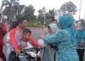 Wali Kota Tanjungpinang, Rahma saat membagikan Takjil kepada pengendara, foto: doc.prokompim/detak.media