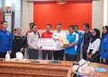 Penyerahan bantuan kepada BPBD Natuna untuk korban longsor di Serasan, dan disaksikan langsung oleh Bupati Natuna, Wan Siswandi (tengah), foto : ist