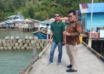 Wakil Ketua I DPRD Natuna (kanan) saat berkunjung ke Desa Tanjung Setelung Serasan (foto : ist)