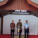 Bupati Natuna Wan Siswandi (tengah) didampingi Wabup Rodhial Huda (kiri) dan Danlanud RSA Kolonel Pnb Jajang Setiawan saat konferensi pers penerimaan Akademi Taruna-taruni AU (foto : Zaki/DM)