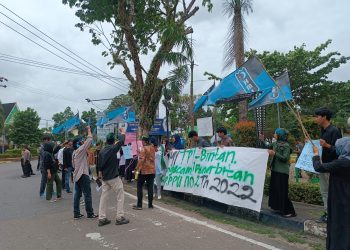 Puluhan Mahasiswa yang Tergabung dalam HMI saat Unjuk Rasa di Jalan Raja Ali Haji Tanjungpinang, foto: Mael/detak.media