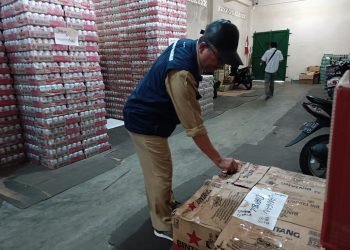 Dinas Perdagangan Kepri bersama Disperindag Kota Tanjungpinang, saat Sidang Gudang PT Tri Jaya, Jalan Pelantar II, foto: Mael/detak.media