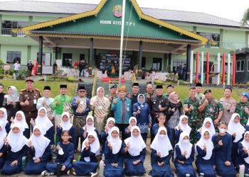 Pelajar bersama dengan Wali Kota dan Deputi Pengendalian Penduduk BKKBN serta FKPD, seusai melaksanakan minum Tablet Tambah Darah, foto: doc.diskom/detak.media