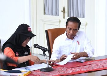 Presiden Jokowi mengikuti proses coklit data pemilih pemilihan umum (Pemilu) 2024, di Istana Merdeka, Jakarta, Selasa (14/03/2023) sore. (Foto: BPMI Setpres)