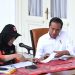 Presiden Jokowi mengikuti proses coklit data pemilih pemilihan umum (Pemilu) 2024, di Istana Merdeka, Jakarta, Selasa (14/03/2023) sore. (Foto: BPMI Setpres)