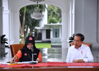 Presiden Jokowi mengikuti proses coklit data pemilih pemilihan umum (Pemilu) 2024, di Istana Merdeka, Jakarta, Selasa (14/03/2023) sore. (Foto: BPMI Setpres)