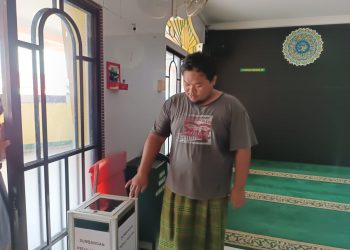 Marbot Masjid Nurul Huda, Mandala Putra saat Menunjukkan Kotak Infak yang Dibobol Pelaku, foto: Mael/detak.media