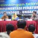 Wali Kota Tanjungpinang, Rahma bersama Kepala DPMPTSP Tanjungpinang, Adi Firmansyah dan narasumber saat pelaksanaan Bimbingan Teknis implementasi peraturan perundang-undangan dalam peningkatan kapasitas pelayanan publik, foto: doc.prokompim/detak.media
