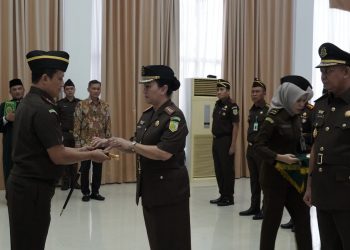 Kajati Kepri Rudi Margono saat Melantik Kajari Tanjungpinang, foto: ist