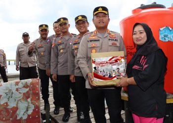 Kapolresta Tanjungpinang, Kombes Pol Ompusunggu saat Memberikan Bantuan Sembako kepada warga, foto: ist