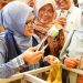 Bupati Blitar Rini Syarifah saat borong jajanan pedagang pada pageleran Harlah Paguyuban Sari Roso ke XII., foto: Dani ES/detak.media