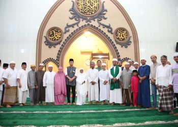 Wali Kota Tanjungpinang, Rahma foto bersama seusai Safari Subuh, foto: doc.prokompim/detak.media