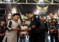 Ketua MBC Batam, Kompol Nendra Madya Tias, saat memberikan santunan kepada anak yatim, foto: ist/dok.MBC/detak.media