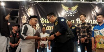 Ketua MBC Batam, Kompol Nendra Madya Tias, saat memberikan santunan kepada anak yatim, foto: ist/dok.MBC/detak.media