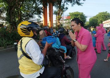 Ny Chaty Heribertus saat Membagikan Makanan Berbuka Puasa untuk Pengendara, foto: Mael/detak.media