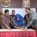 Wali Kota Tanjungpinang, Rahma saat menandatangani kerjasama pendanaan Pilkada serentak, foto: doc.prokompim/detak.media