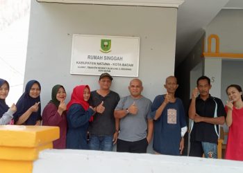 Ketua Komisi I DPRD Natuna Wan Aris Munandar (tengah), saat menjenguk pasien rujukan yang berada di rumah singgah, Selasa 11/04/2023 (foto : ist)