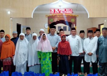 Bupati Natuna Wan Siswandi (tengah), foto bersama seusai menyerahkan paket sembako kepada kaum duafa di Masjid Muqaddimah, Desa Ceruk, 15 April 2023 (foto : ist)