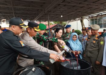 Polresta bersama FKPD Tanjungpinang saat Memusnahkan Miras hingga Mercon hasil Operasi Pekat, foto: Mael/detak.media