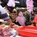 Wali Kota Tanjungpinang, Rahma saat meninjau lapak daging, foto: doc.prokompim/detak.media