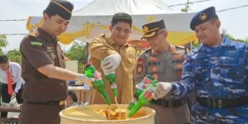 Ket foto: Kapolres Bintan AKBP Ricky Ismoyo, Bupati Bintan Roby Kurniawan, SPWK dan FKPD tuang miras kedalam drum